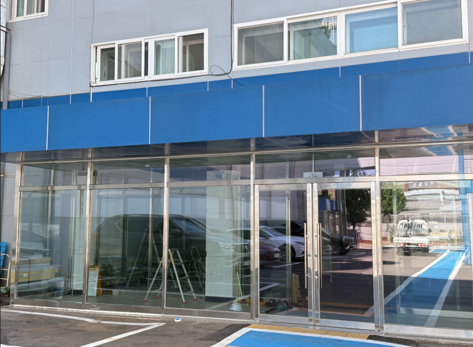 안산시 공장 전면 유리 출입문 실제 시공 사진