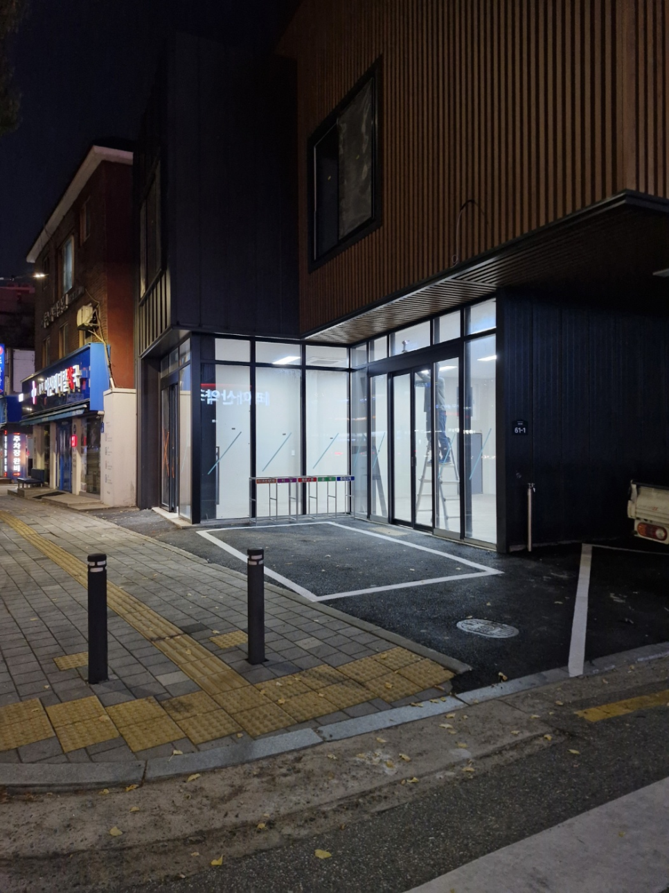 서울 풍납동 커튼월·자동문 · 야간 건물 코너의 커튼월과 출입구 전경